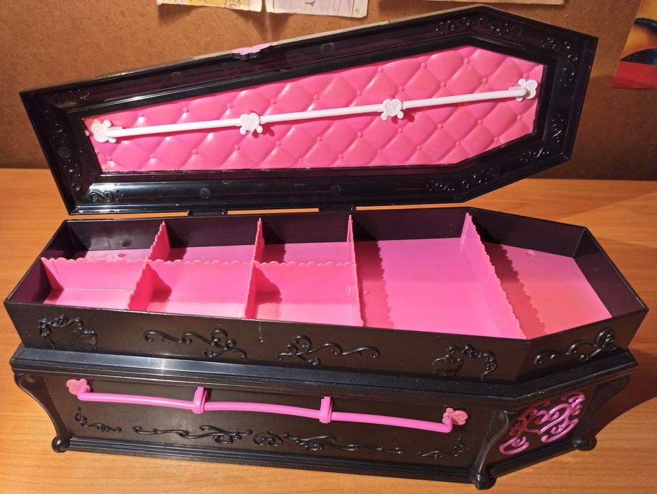 Меблі monster high. Ліжко, ванночка, шафка, туалетний столик, кінь