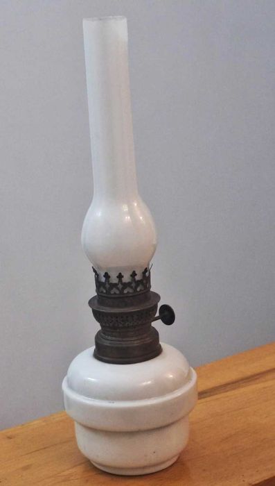 Candeeiro a petróleo em vidro opalino branco, antigo