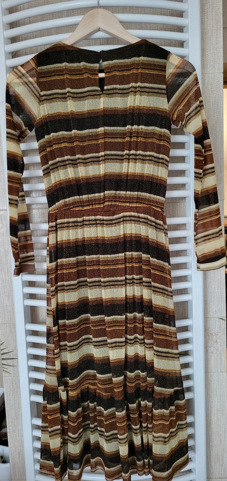 sukienka midi w paski ze złotą nitką w stylu vintage Hound S/36