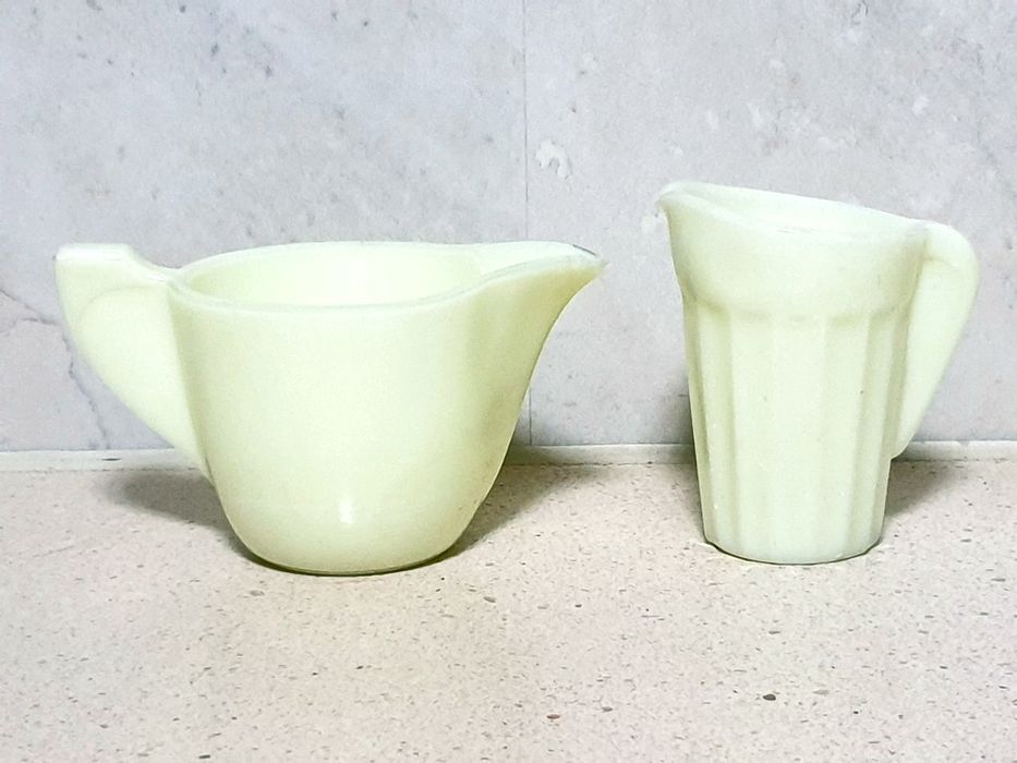 Raro antigo conjunto de jarrinhos em vidro opalino urânio