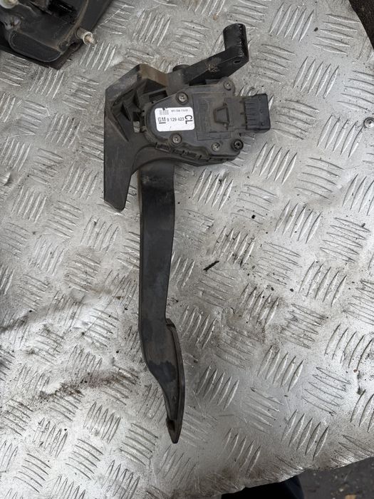 Педаль газа Opel Combo C номер 9129423
