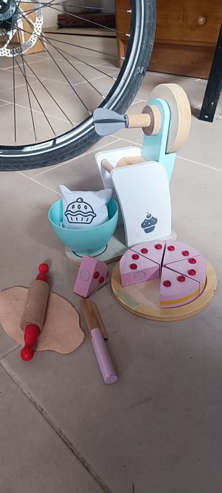 Drewniany tort do krojenia + mikser do ciasta