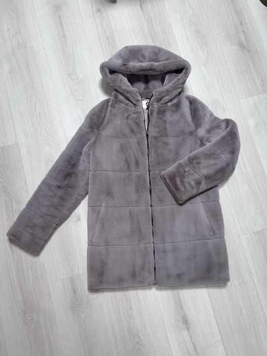 Еко шуба пудрового кольору.