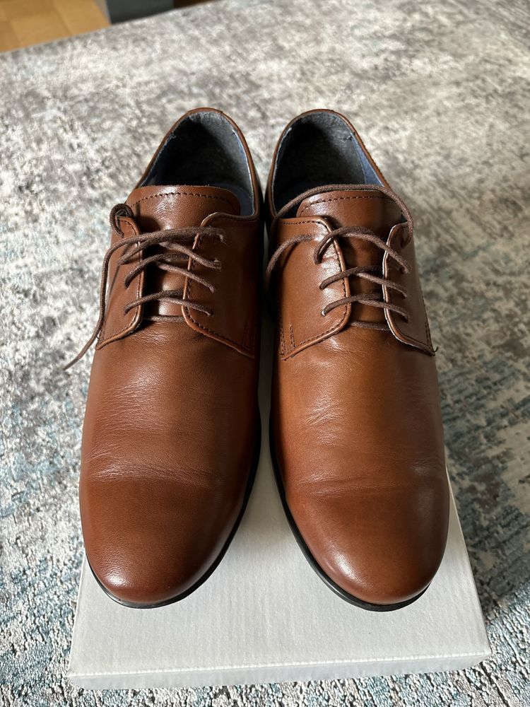 Eleganckie brązowe buty chłopięce PAWO ( model P-K). Atrakcyjna oferta
