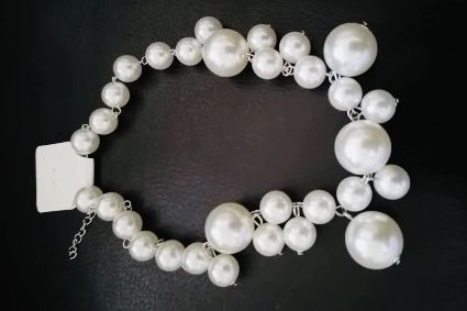 Елегантне жіноче намисто зі штучних великих перлів.