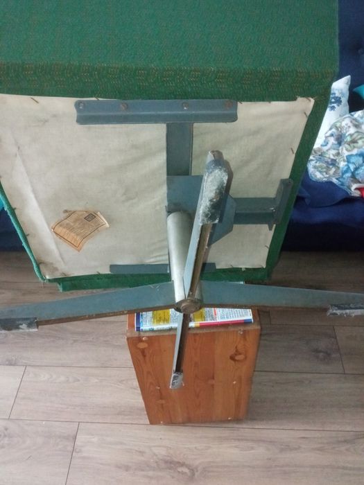 Fotel na obrotowej nodze z PRLU wyprany