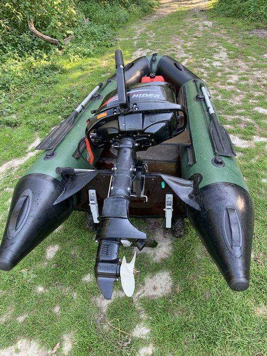 Лодка з надувним кілем та мотором