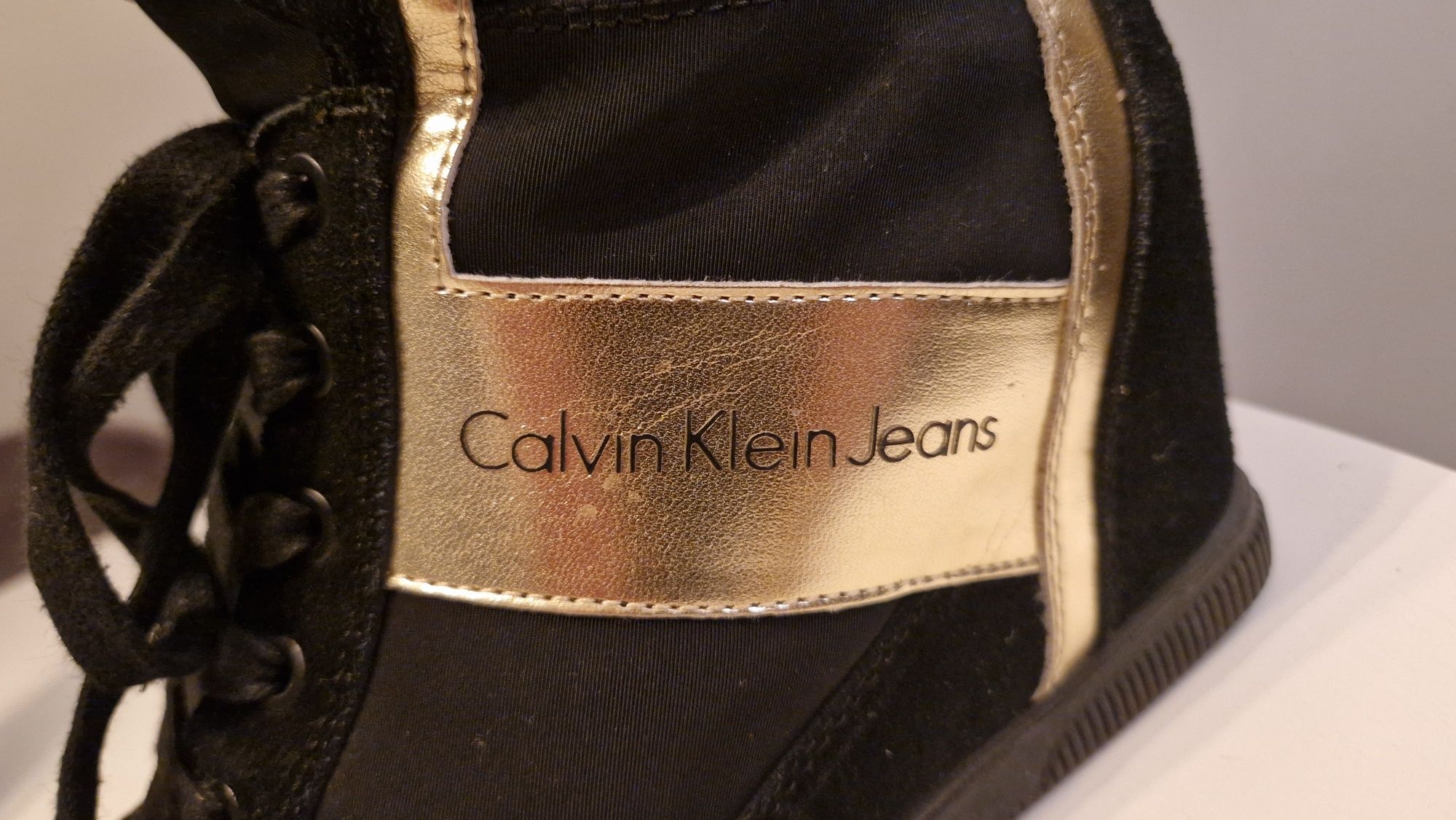 Buty Calvin Klein Beth czarno zlote sneakersy na koturnie 41