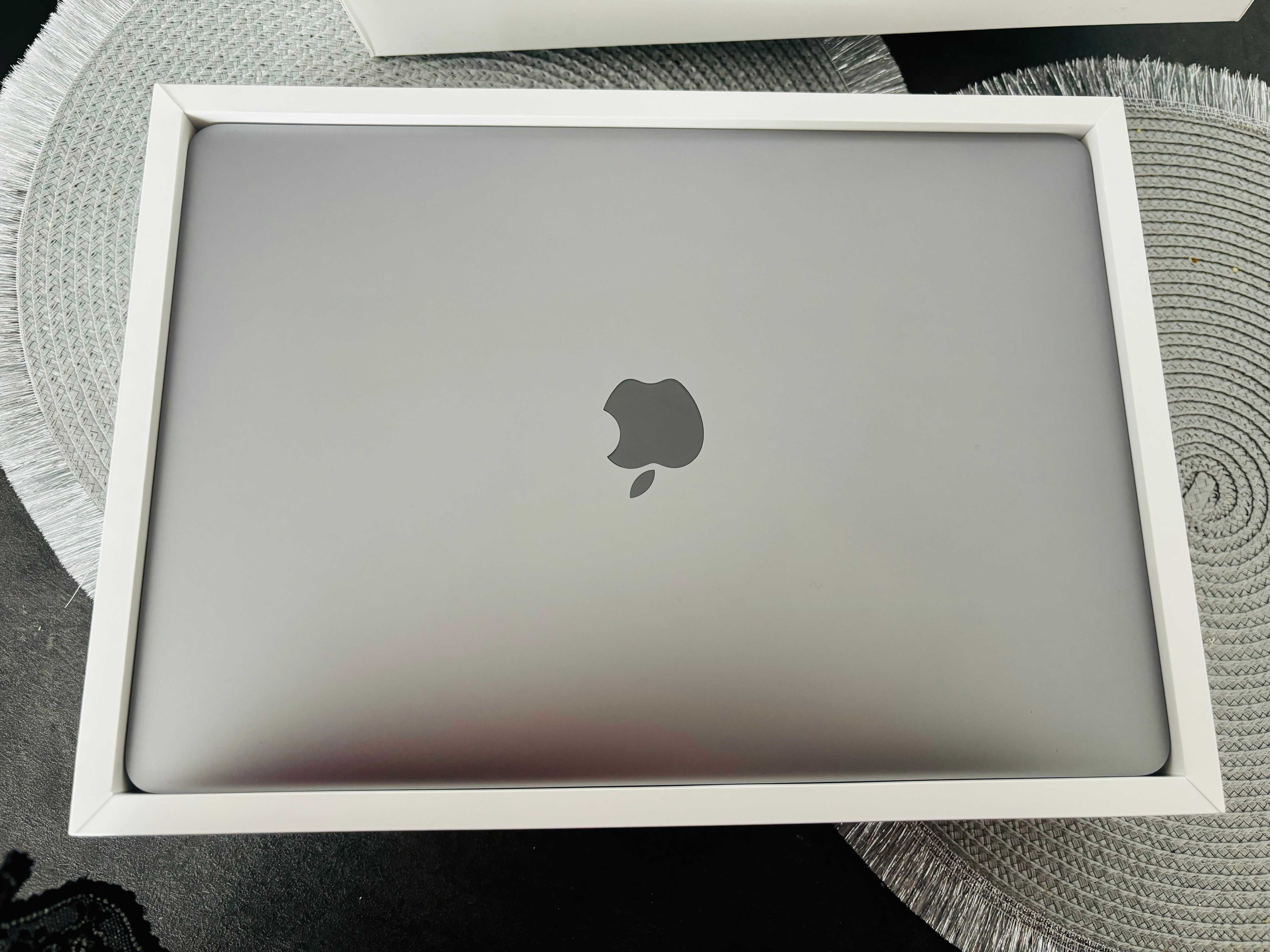 MacBook Pro(13 - calowy, 2020, stan - jak nowy!