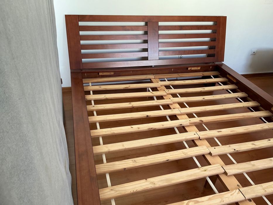 Como nova! Imbatível! Cama de casal em madeira maciça, pesada. Linda!