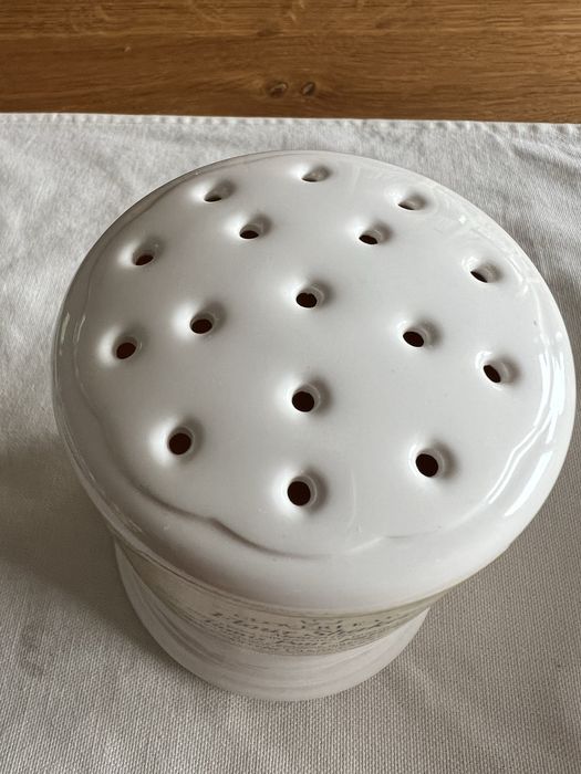 Pojemnik na mąkę lub cukier puder do posypywania