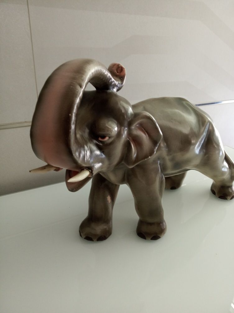 Elefante decorativo vintage em porcelana