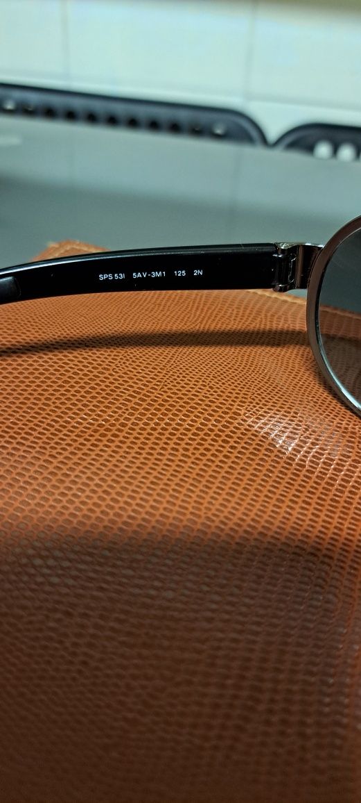 Óculos de sol Prada modelo sps 53l.