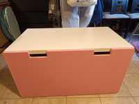 Skrzynia, biurko Ikea Stuva w kolorze różowym.