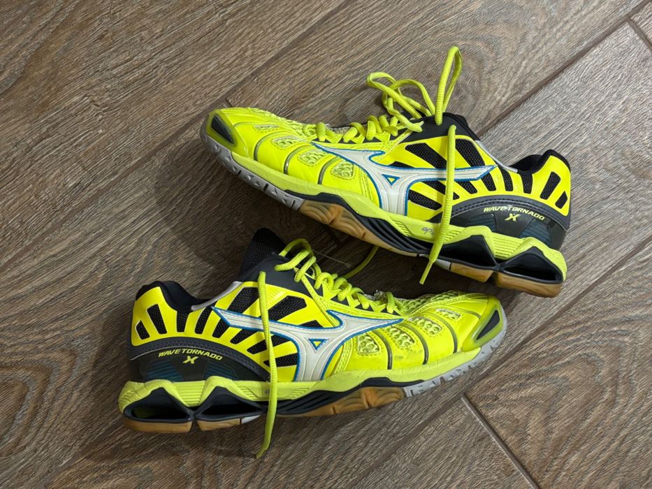 Mizuno Wave Tornado 41 игровые зальные кроссовки волейбольные яркие