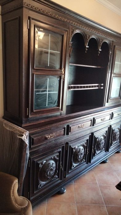 Sala completa com louceiro, mesa e 8 cadeiras