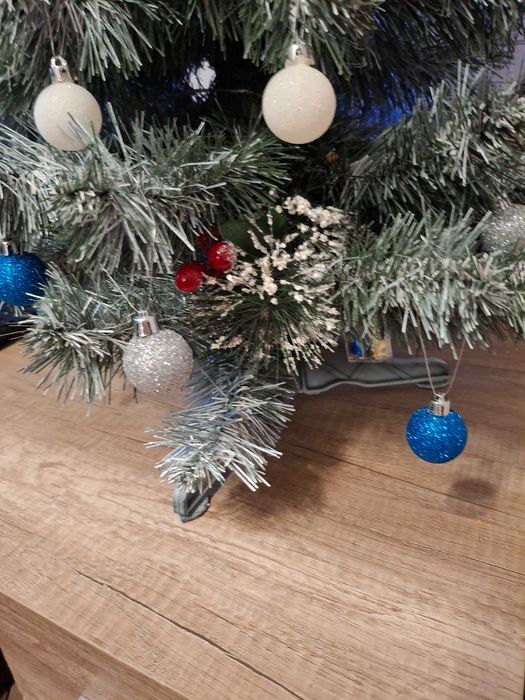 Choinka z ozdobami lampkami Mikołajkami