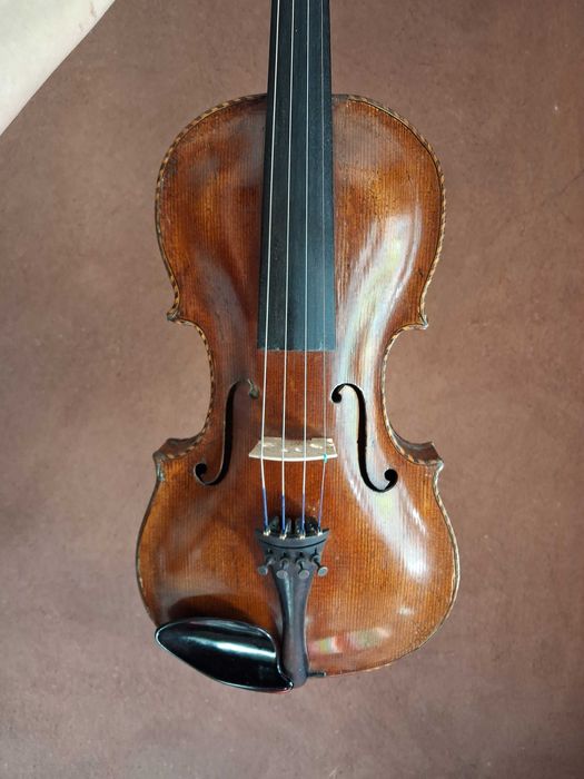 Skrzypce z piękną rzeźbioną główką