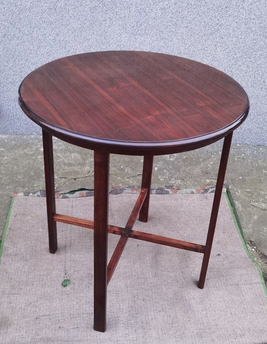 Okrągłe stoły, włoski lakier