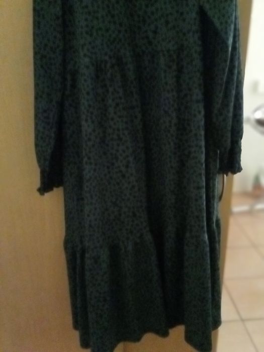 Dois vestidos,um mais curto,outro comprido.
