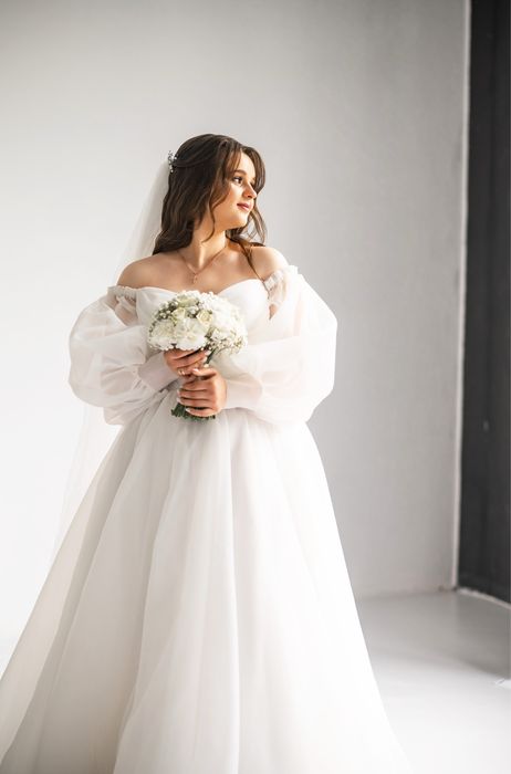 Весільна сукня.