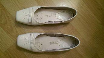 Продам белые туфли-балетки GEOX