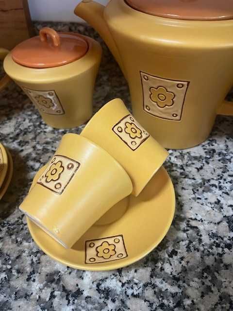 Conjunto em ceramica de café - chavelas, bule, açiucareiro, leiteira