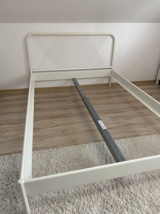 Biała rama łózka metalowa IKEA nesttun