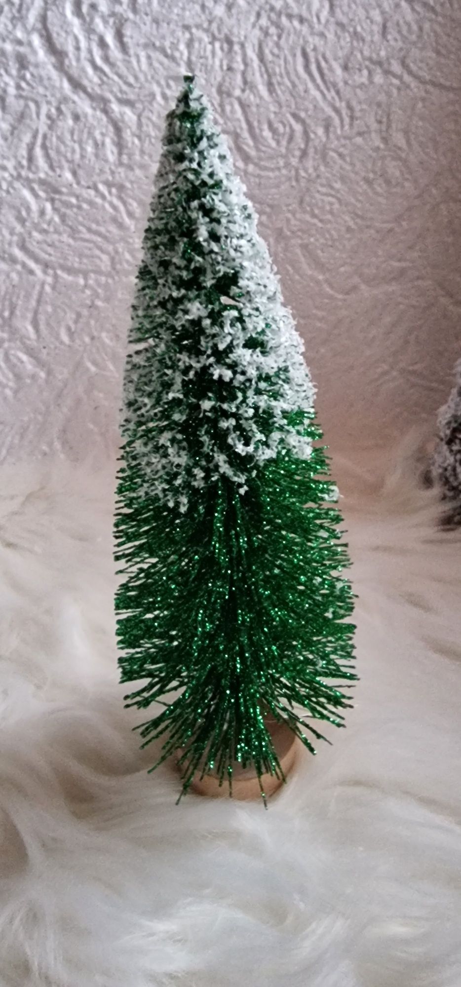 Większa brokatowa zielona choinka z białym śniegiem 28 cm
