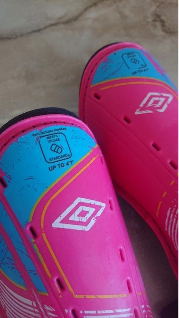 Детские фирменные футбольные щитки Umbro
