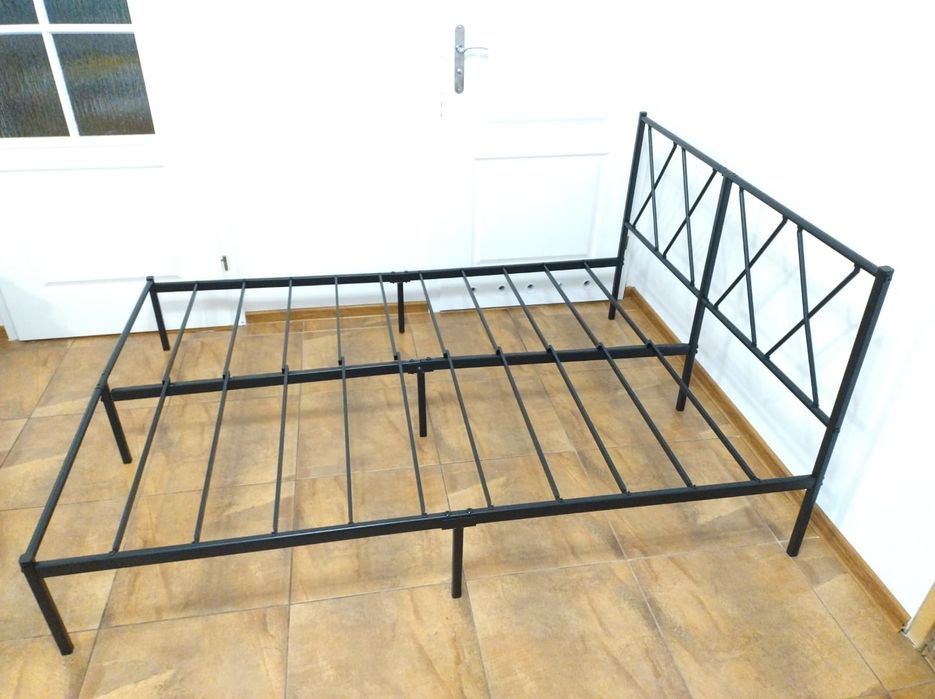 Metalowy stelaż do łóżka na materac 140x200
