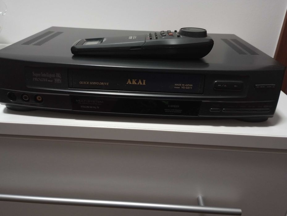 AKAI magnetowid VHS G511 (sprawny) + gratis 10 kaset Akai