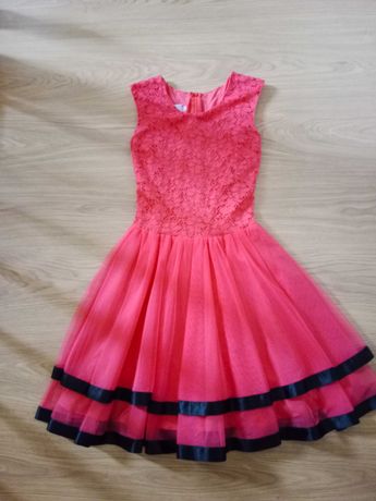 Różowa elegancka sukienka