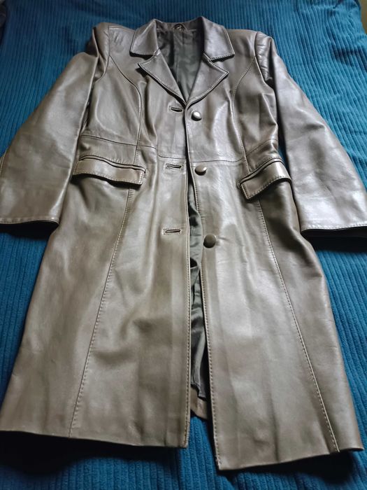 Płaszcz damski,skórzany z paskiem.Dwie kieszenie roz. 40