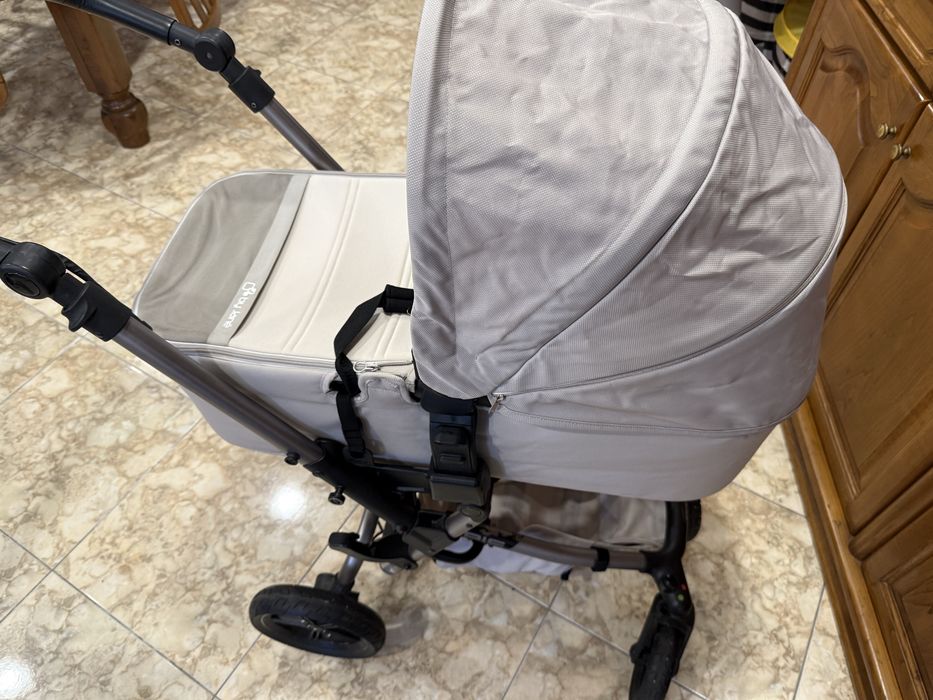 Conjunto carrinho de bebe com base isofix.