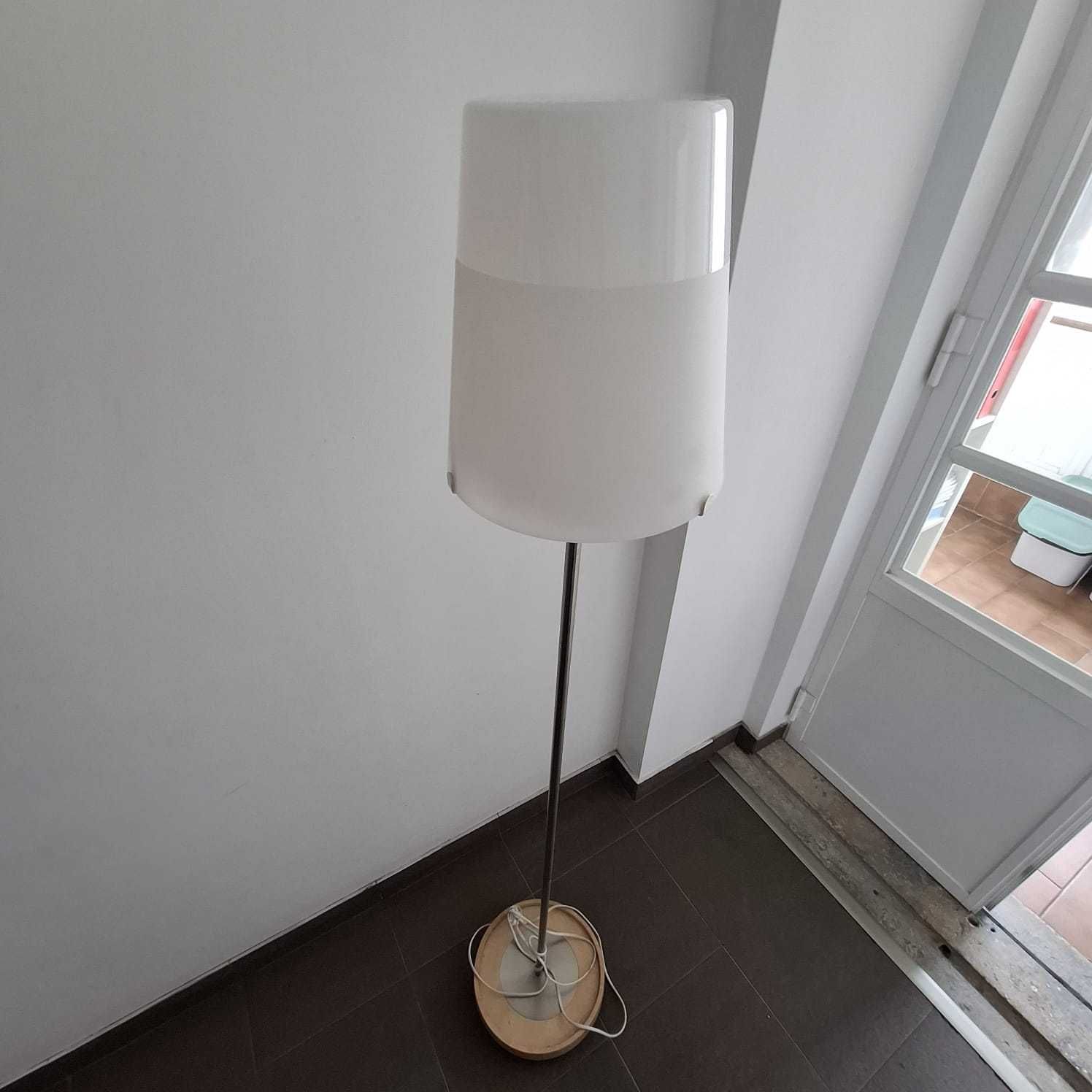 Candeeiro de pé com base em bétula e abajour em vidro branco