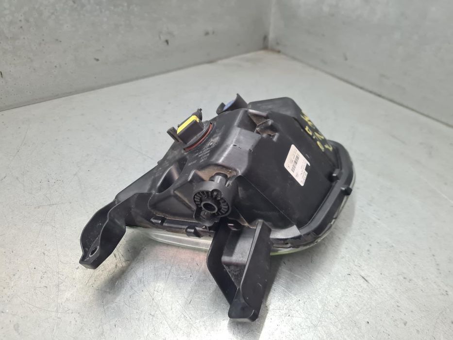 Farol nevoeiro frente direito FORD Fiesta VII (HJ, HF)