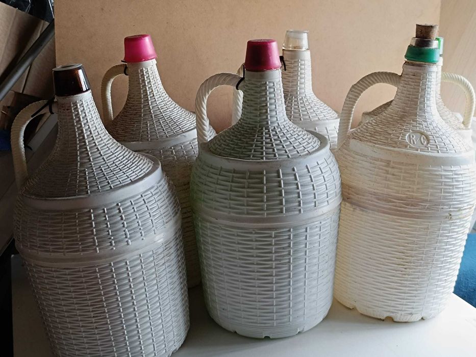 Garrafões antigos para vinho