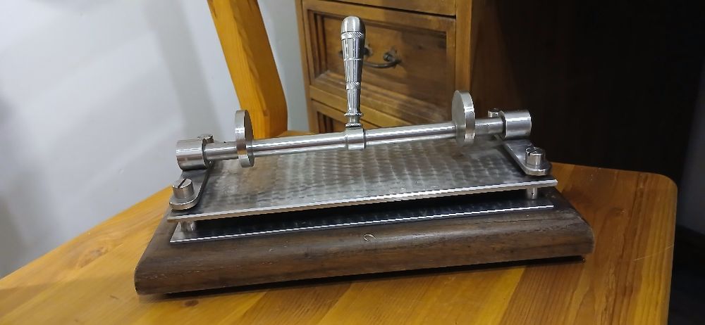 Stara ręczna prasa, maszyna do tłoczenia, wykrawania skóry