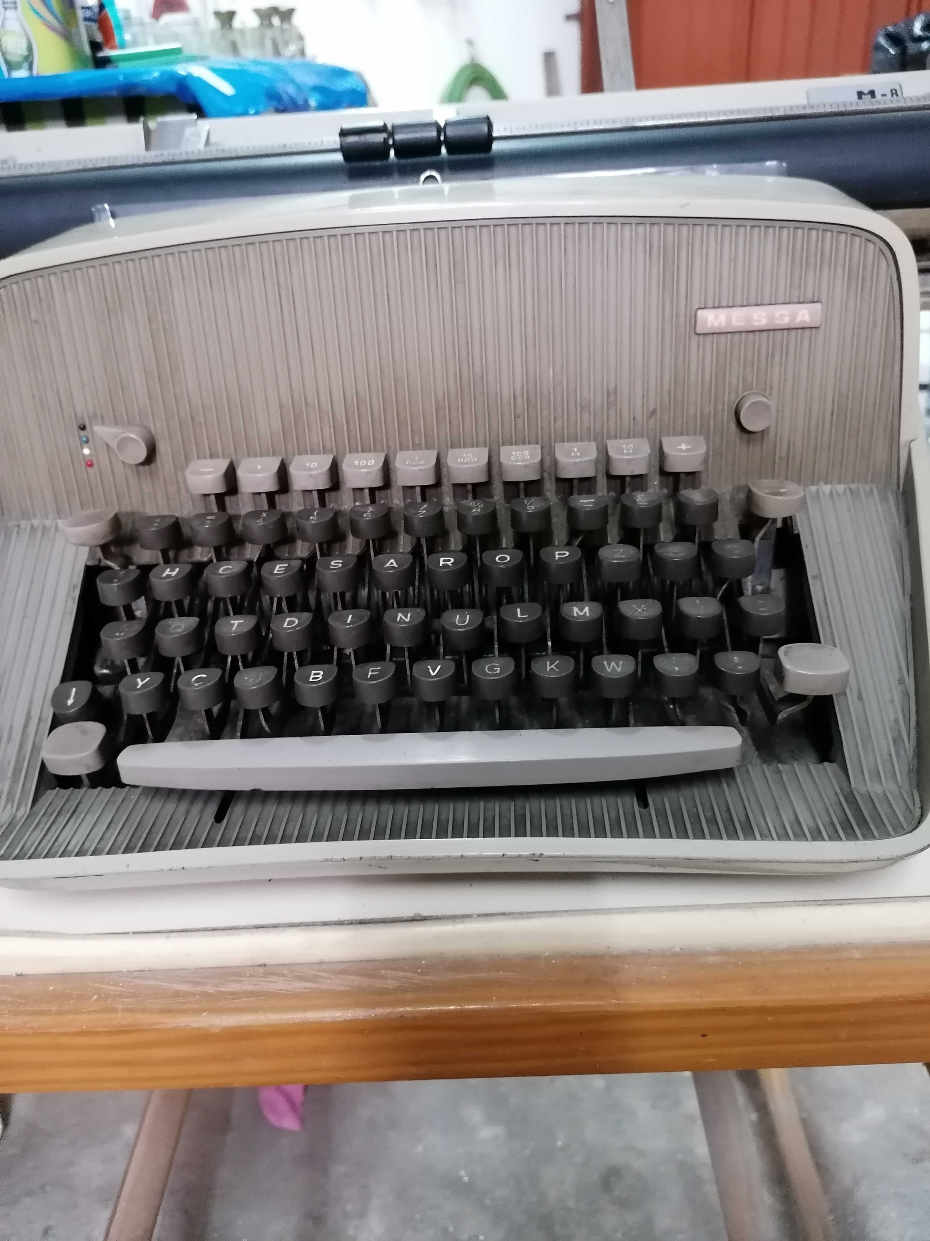 Máquina de escrever antiga