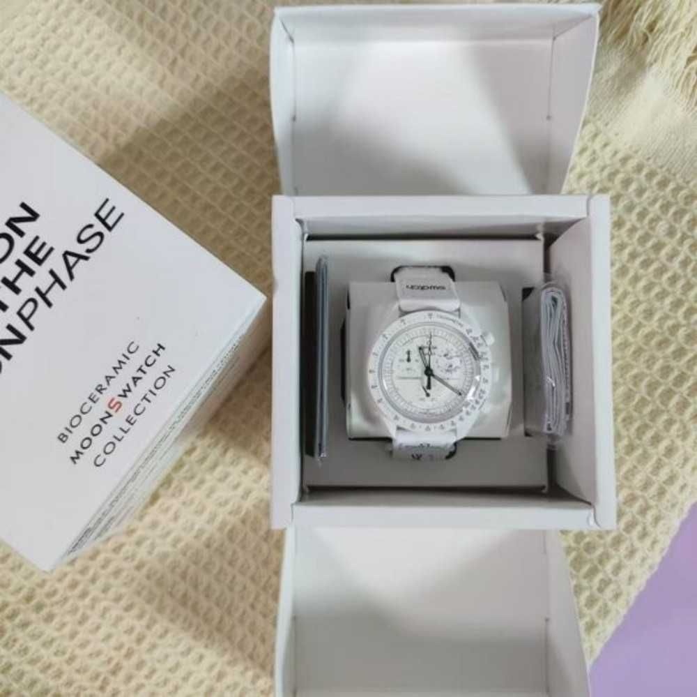 Omega x Swatch Snoopy SO33W700 - Ekskluzywny Box Limitowany