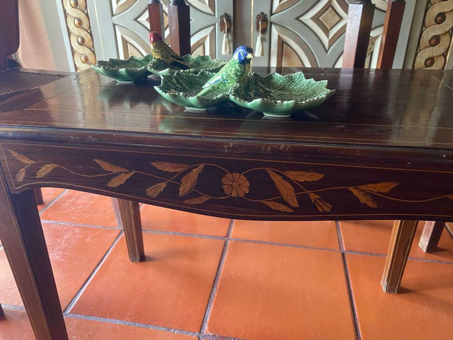 Mesa e Cadeiras em Pau Santo Conjunto