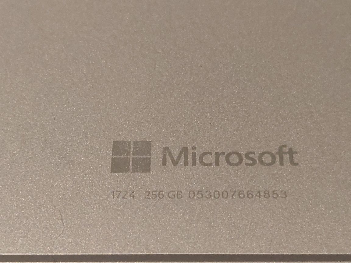Microsoft Surface Pro 4 (1724) / i5-6300U / 8GB / 256GB SSD / 12.3"