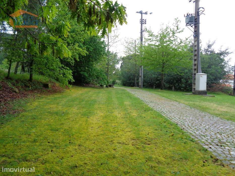 Terreno urbano para construção de moradia geminada em Rio de Loba
