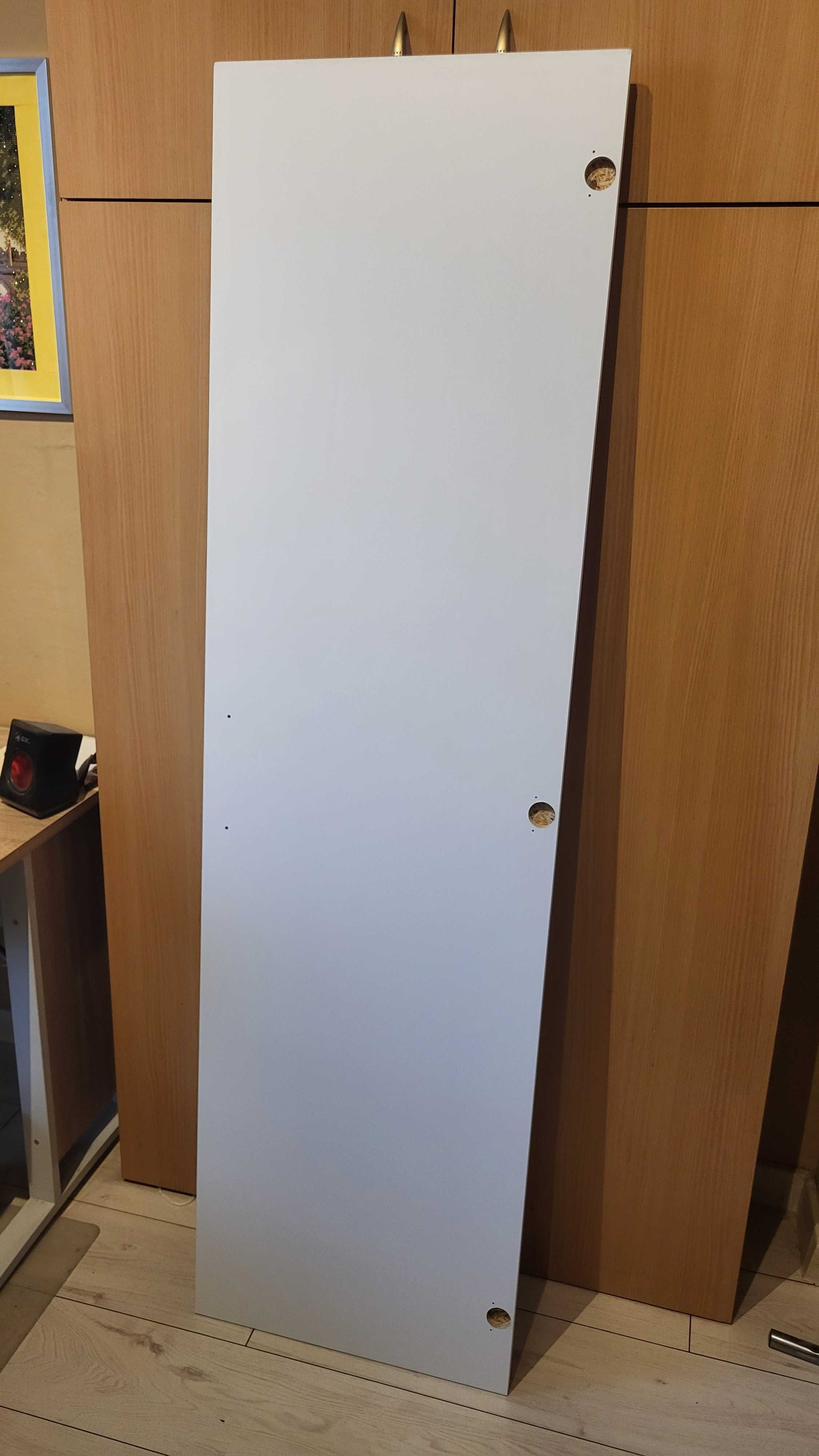 Drzwi lustro. Lustrzane drzwi? Prawie. Drzwi od szafy.