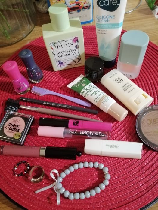 Zestaw 20-tu kosmetyków + perfumy, nowe i używane.