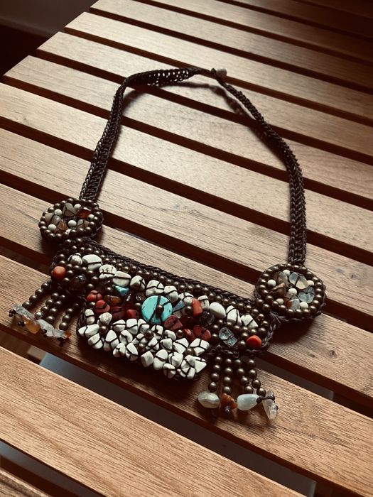 Colar artesanal com pedras coloridas