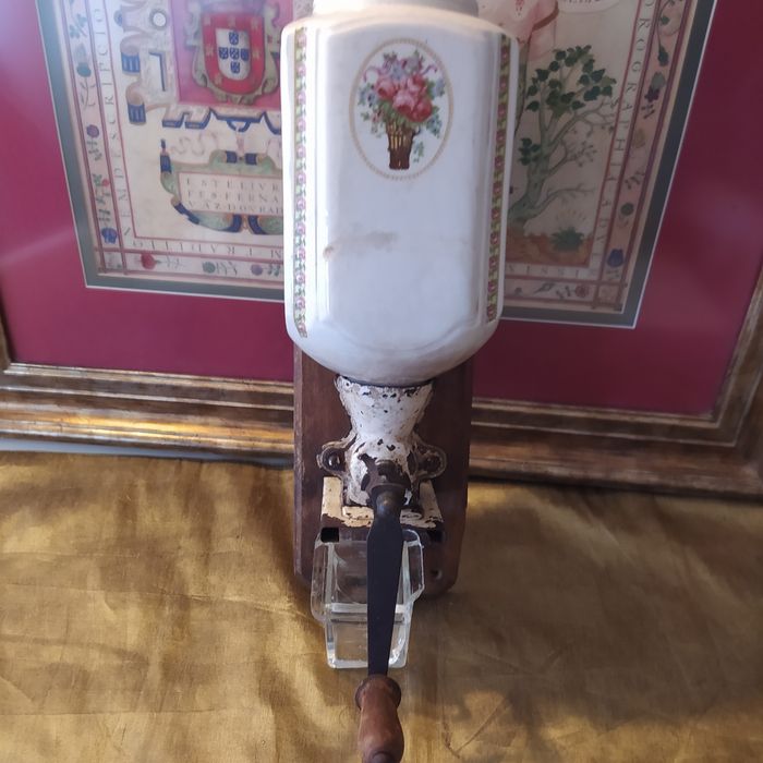 Antigo moinho de café de parede