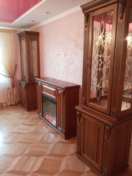 Вітрина деревяна( матеріал дуб)