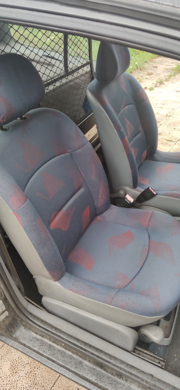 Renault Clio 1.9D com avaria